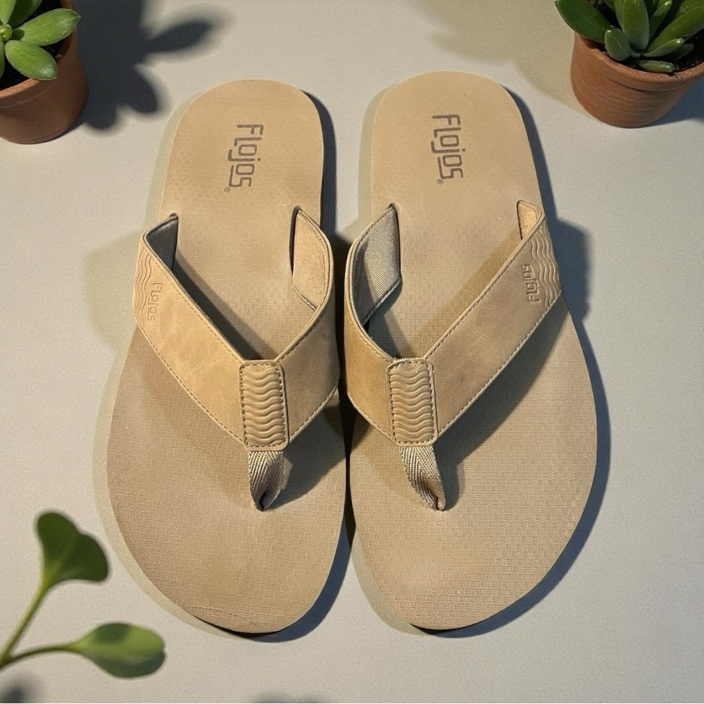 Flojos Men's thong sandal with a smooth leather strap and EVA footbed. Size 12